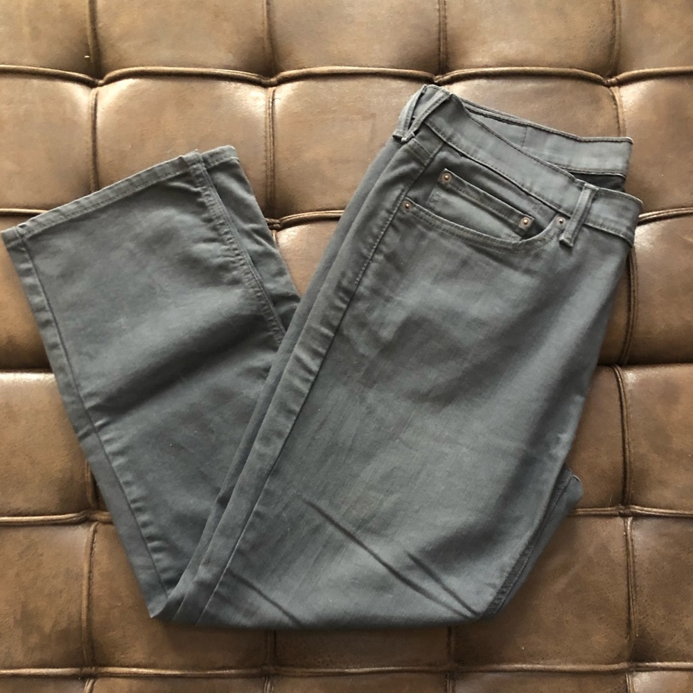 Hold Men’s Levi’s 541 Jeans